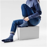 Smartwool Everyday Popcorn Cable Crew Socks - Unisex - Serene Blue - model